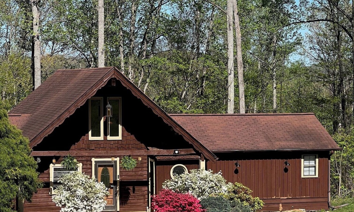Rocky Top Cabin | Cozy 2-bedroom + Loft Wood Cabin in Rocky Top with AC