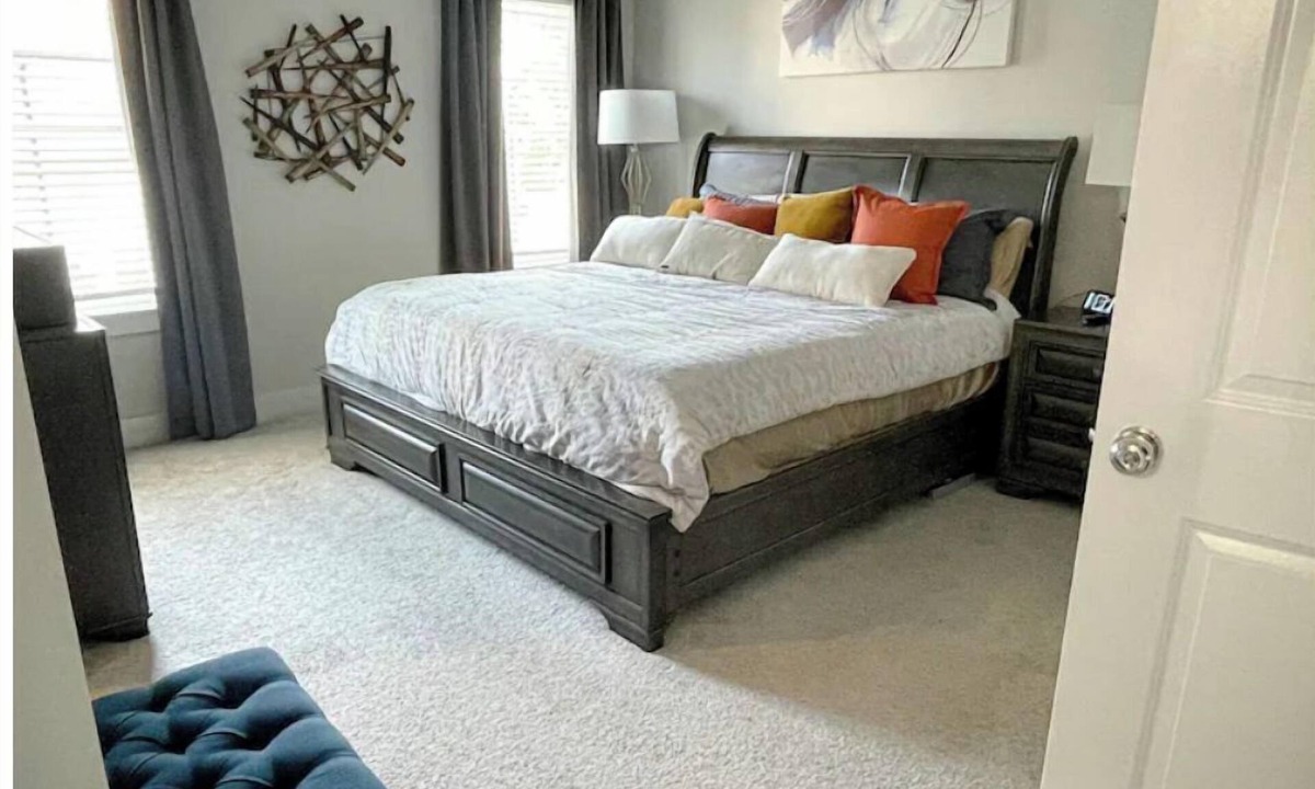 East Side House | Cozy 2-Bedroom & Office Corporate Stay Townhome