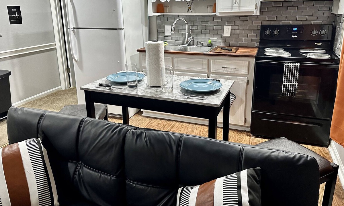 South Congaree Apartment | Cozy 2BR Getaway-Fully Furnished-10min To Airport