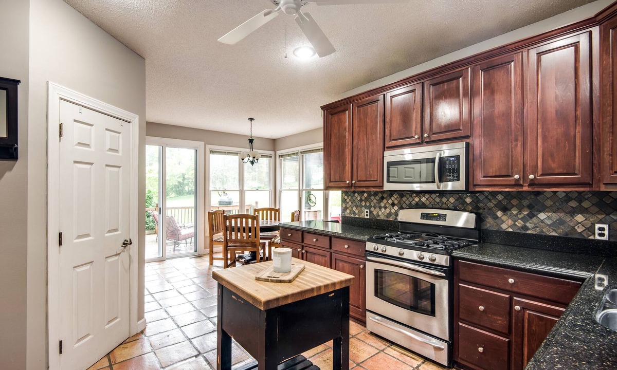Hickory House | Cozy 4-bedroom house in awesome Hickory with AC, WiFi