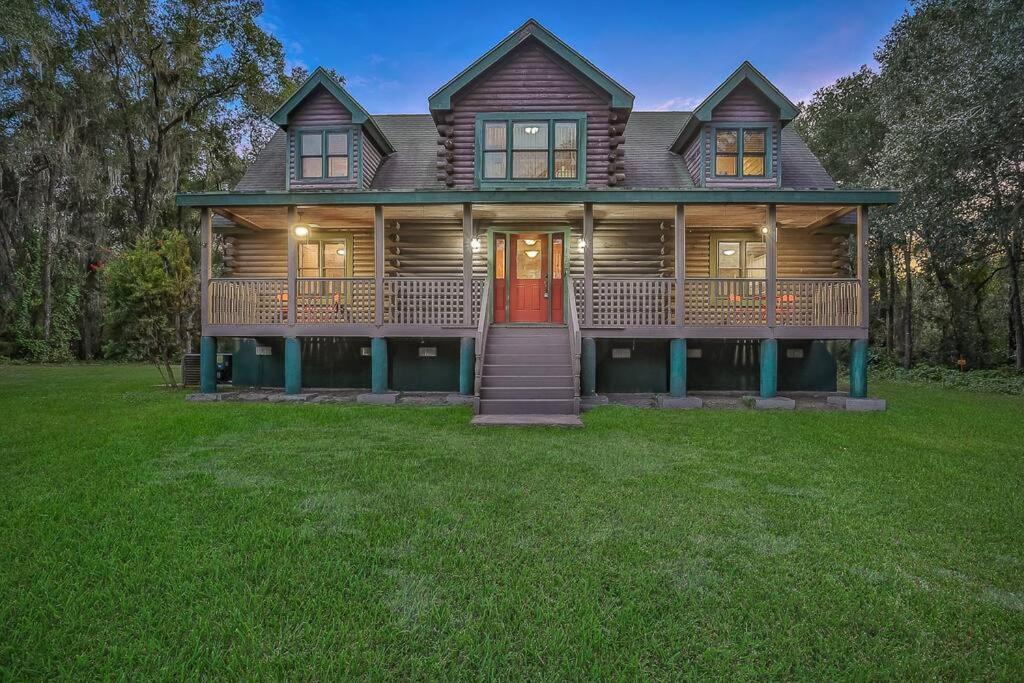 Florahome Apartment | Cozy 4BR Cabin on 11 acres with pool, BBQ & patio!