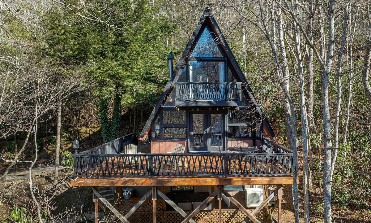 Canton Cabin | Cozy A-frame 3-bedrooms cabin in Great Smokie Mountains.
