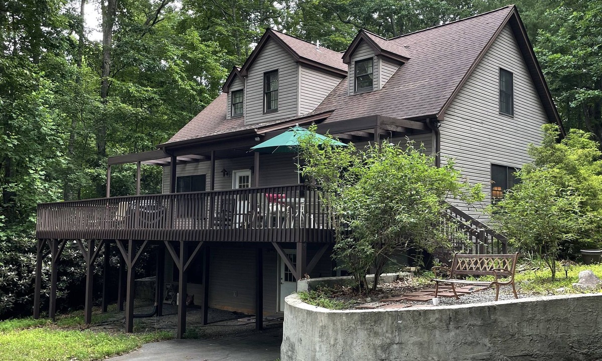 Pisgah Forest Cottage | Cozy and fun mountain-view cottage 10 mins from shopping and hiking