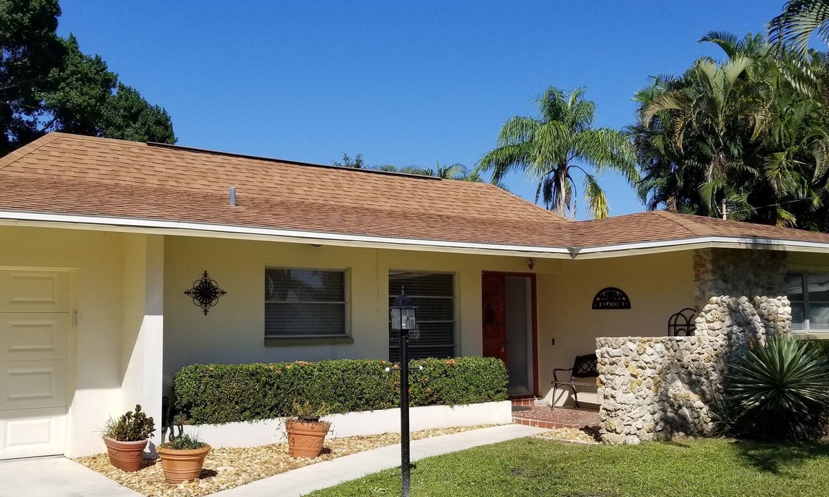 Yacht Club House | Cozy Beach House on Yacht Club- Pool Heated w/fee, walkable to the beach