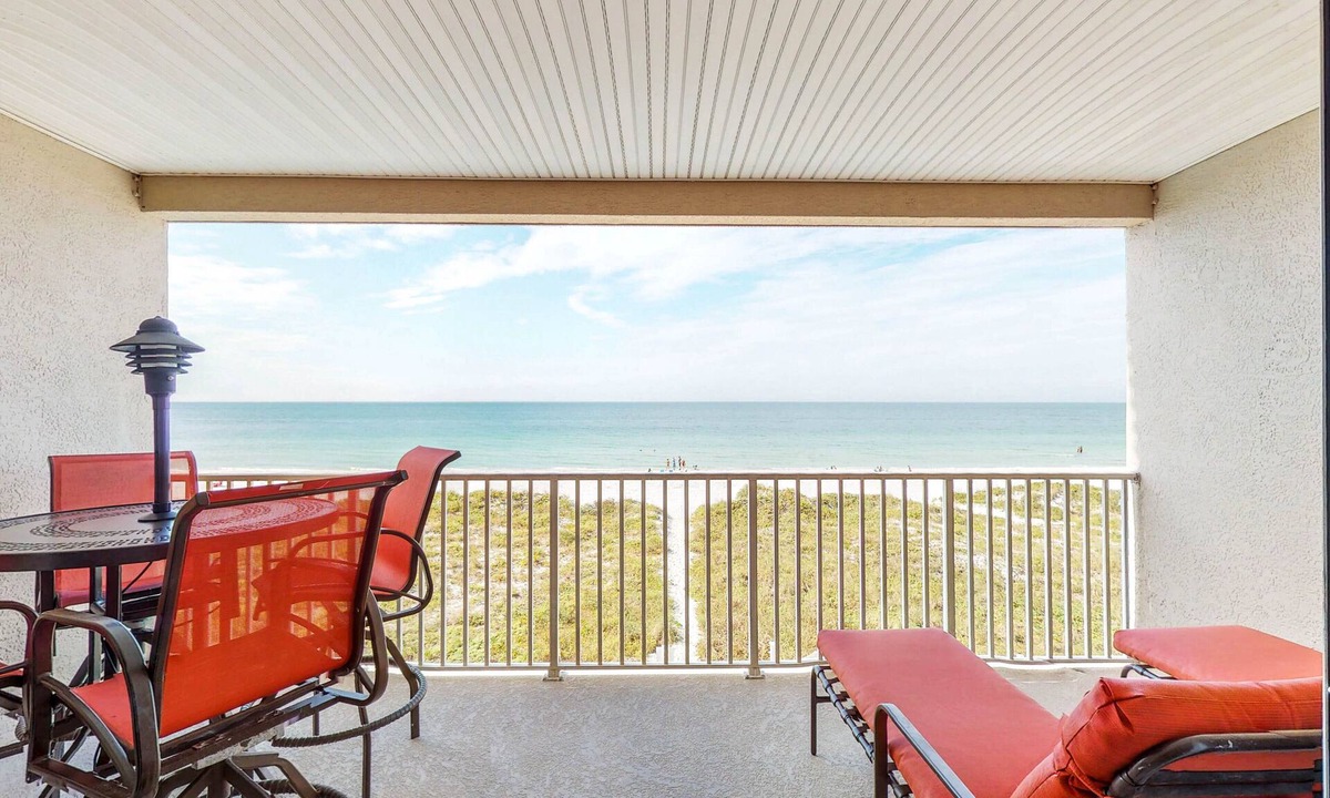 Independence Square Condo | Cozy beachside condo with pool & hot tub - walk to restaurants