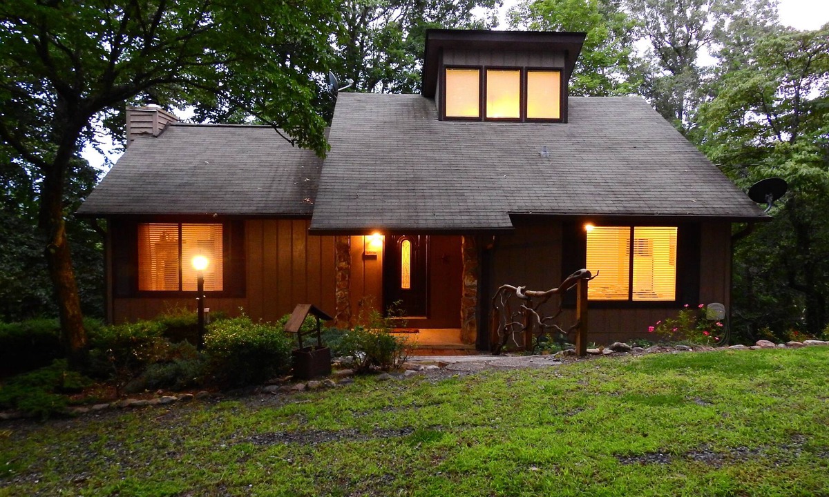 Qualla Cabin | Cozy Bear Lodge on top of Casey's Mountain! - Great Location!