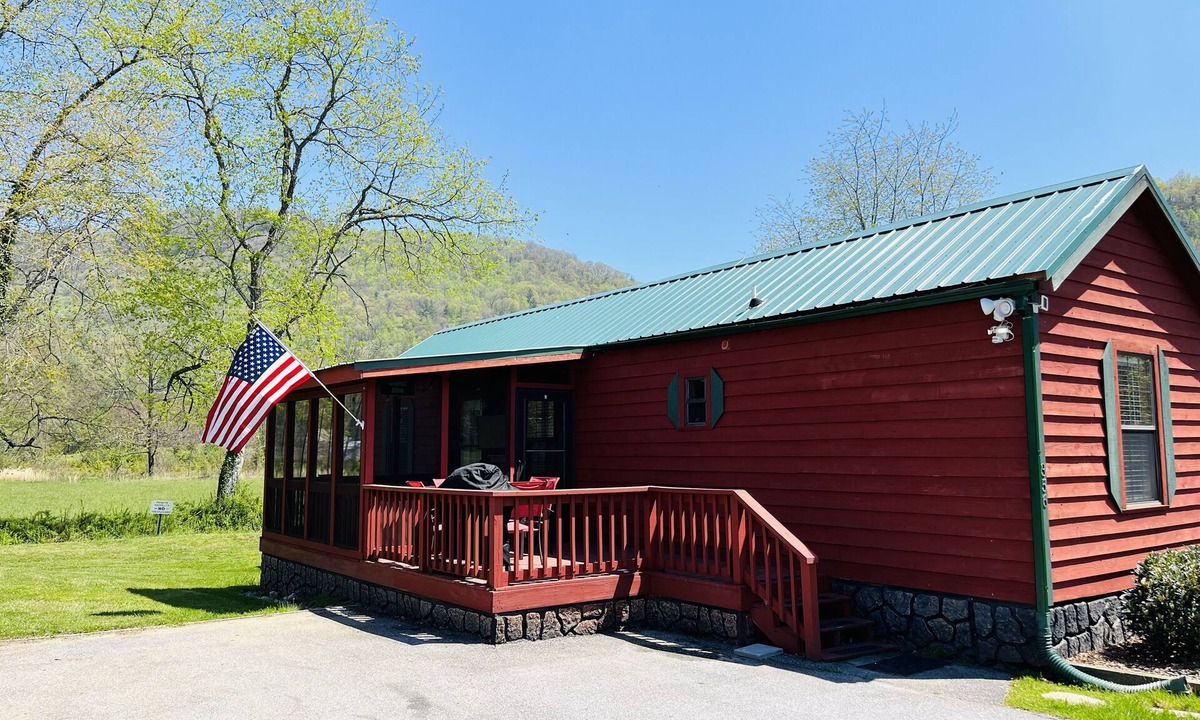 Dillard Cabin | Cozy Cabin in River Vista Mountain Village RV/Cabin Park + Amenities