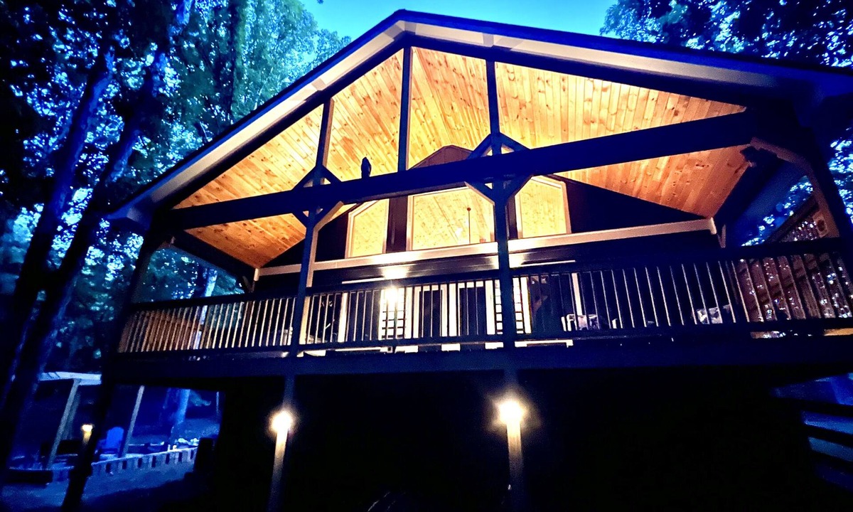 Cleveland Cabin | Cozy cabin in wooded Cleveland with Hot tub, Fireplace & Fenced pet area