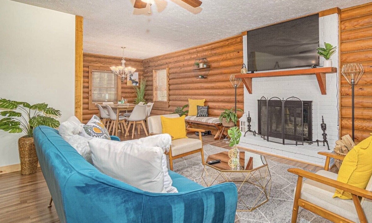 Suwanee Cabin | Cozy cabin near downtown Suwanee