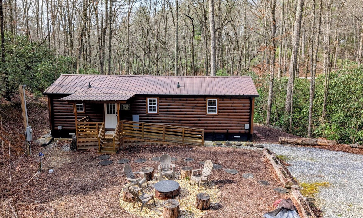 Clarkesville Cabin | Cozy Cabin Near Lake Burton Clayton - Dog Friendly!
