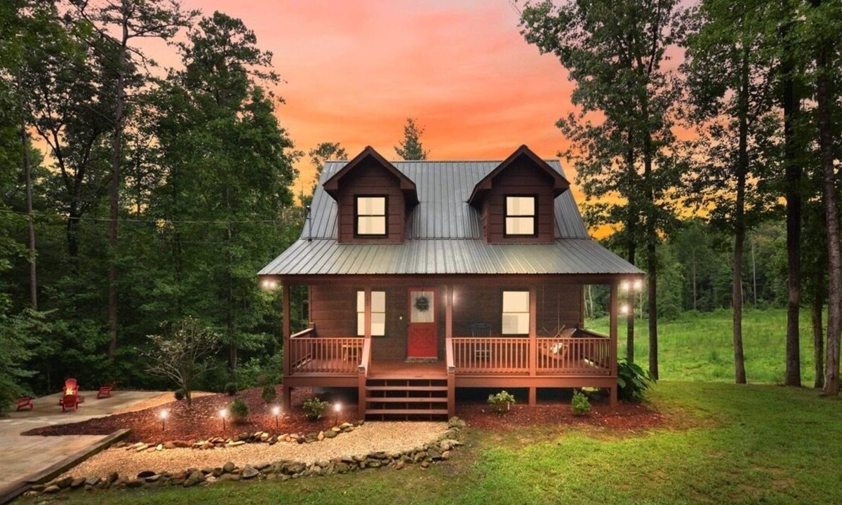 Ellijay Cabin | Cozy Cabin Nestled in the Midst of Wineries & Apple Houses w/Hot Tub & Fire Pit!