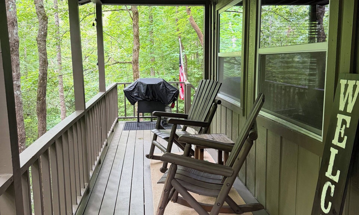 Hiawassee Cabin | Cozy cabin, whispering creek, and fire pit