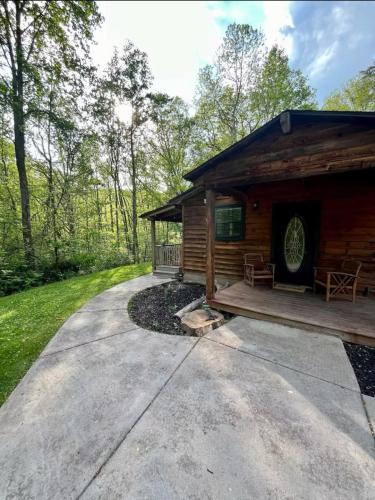 Kimberlin Heights House | Cozy Cabin with HOTTUB in the GREAT SMOKY MOUNTAINS