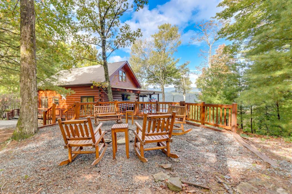 Hidden Lake House | Cozy Cherry Log Cabin w/Hot Tub & Mountain Views!