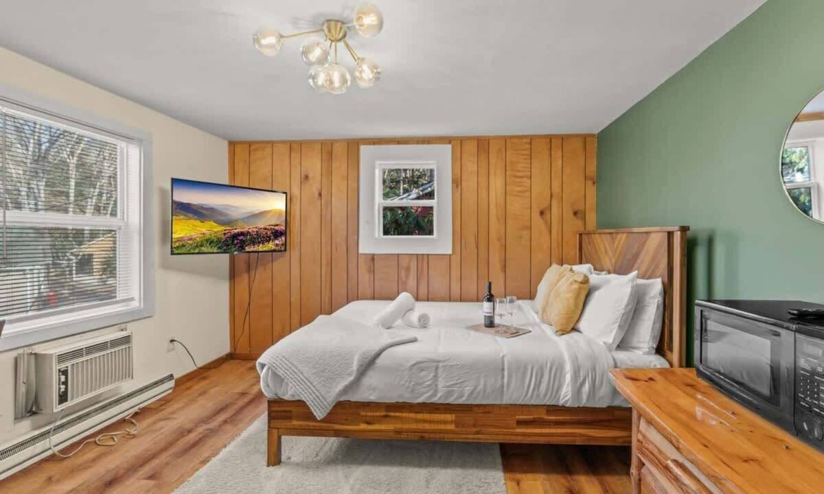 Canadensis Cabin | Cozy & Chic Pocono Cabin | Firepits | Pickleball