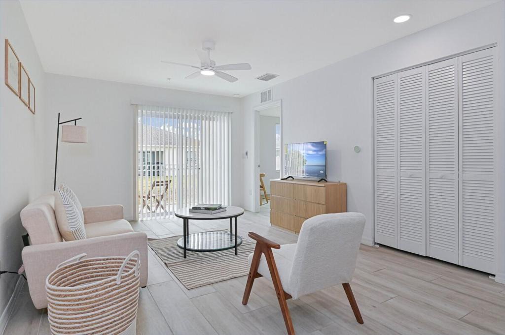 Pelican Apartment | Cozy Coastal 2 Bedroom Apartment