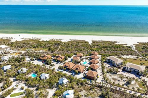 Sanibel House | Cozy Coastal Haven - Your Relaxing Sanibel Getaway - Private Beach - Pet Friendly - Signal Inn 07