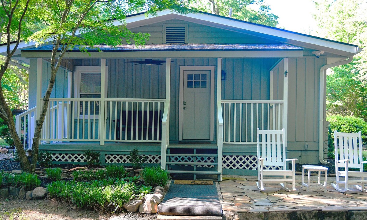 Powder Springs House | Cozy Convenient Cottage with Luxury Accommodations