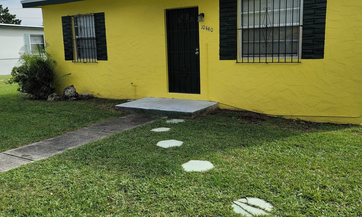 West Perrine Cottage | Cozy Cottage in the Magic City!