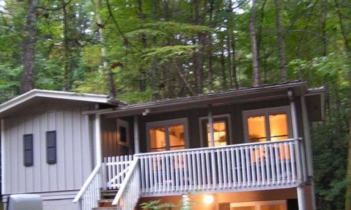 Maggie Valley Cottage | ~~Cozy Cottage~~Minutes From Parkway, Waterfalls & Ski Resort *Fire Pit *WiFi~~