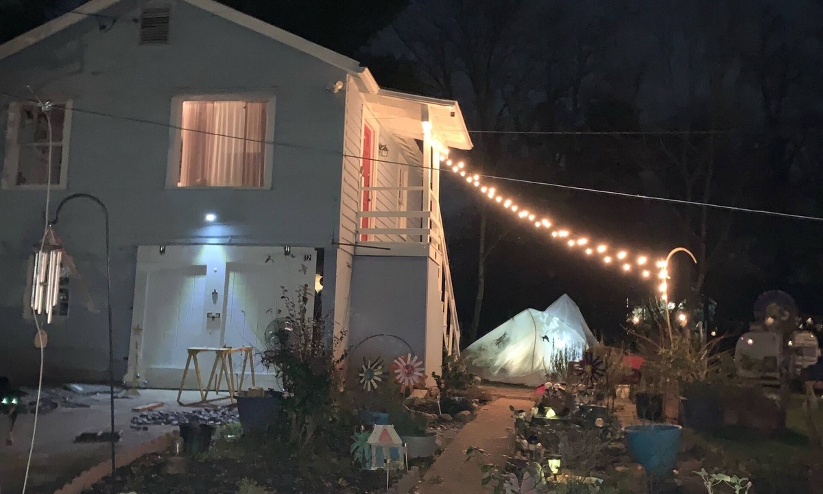 Edgewood Cottage | cozy cottage on half acre garden walking distance to edgewood shopping district