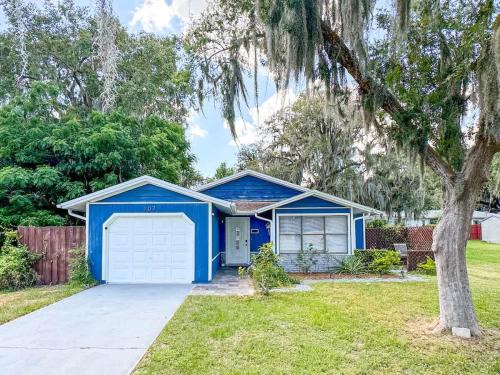 Wildwood House | Cozy Cottage private back yard and free coffee