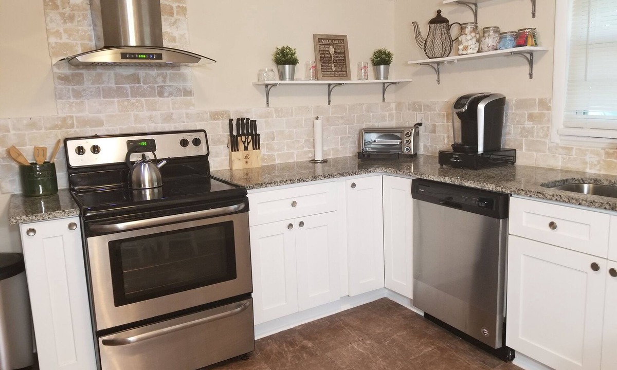 Tavares House | Cozy Country Home 4 Blocks From the Lake