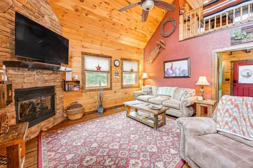 Whittier House | Cozy Couples Getaway w/Hot Tub: 'Fox Ridge Cabin'