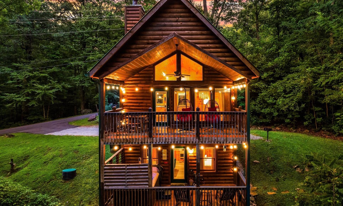 Smoky Mountains Cabin | Cozy Creekside Escape | Hot Tub Pet-Friendly