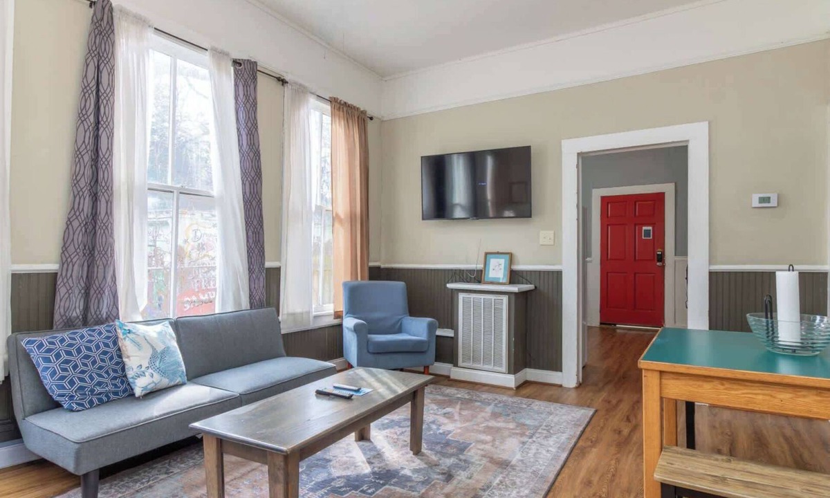 Columbus Apartment | Cozy Downtown Back Unit - The Sunny Southern Manse