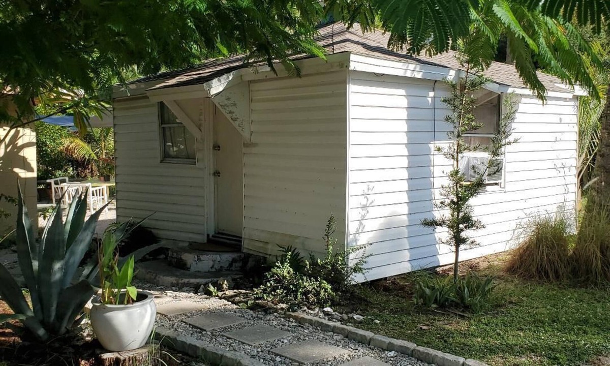 Titusville Cottage | Cozy Efficiency Cottage in Titusville. Close to the Indian River.