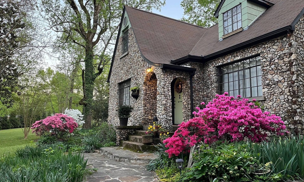 Red Bank Cottage | Cozy English Cottage on Wooded Grounds 10 mins to Downtown Chattanooga