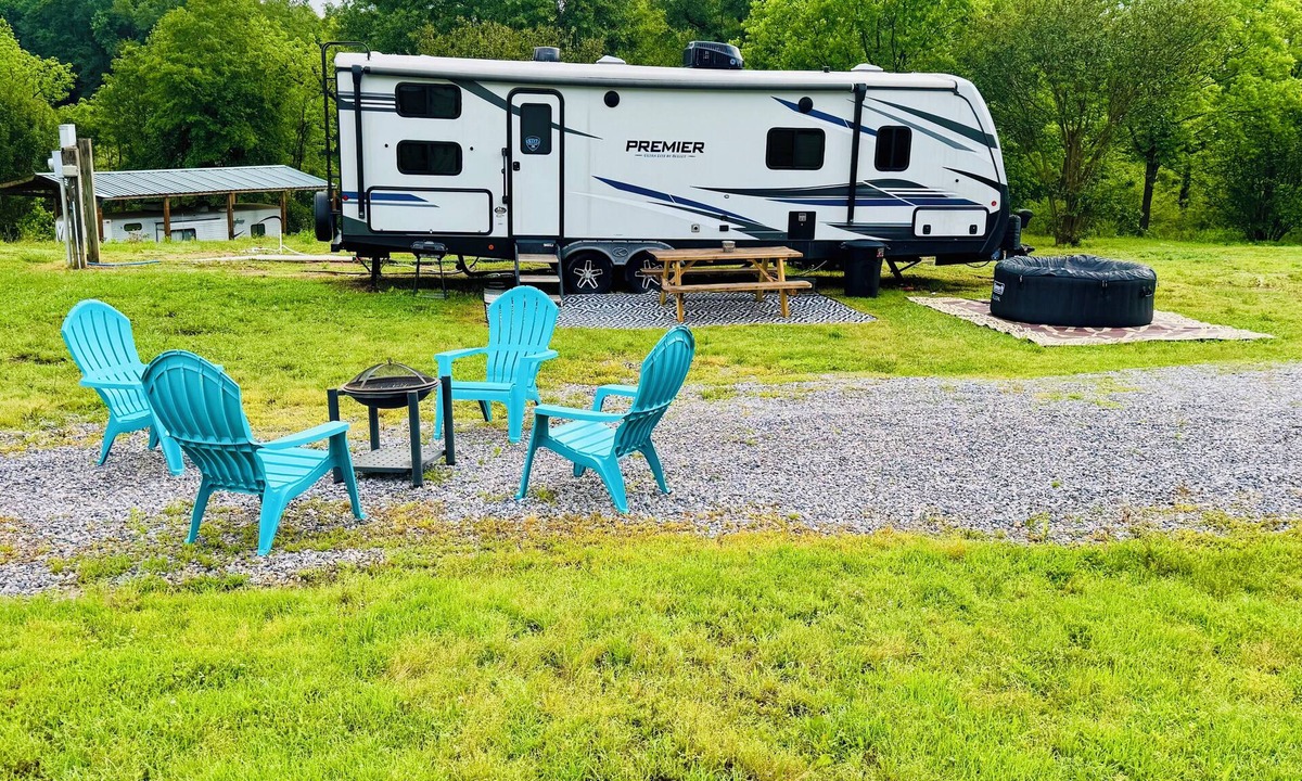 Henrietta RV Rental | Cozy family friendly camper in tranquil Forest City with AC, WiFi