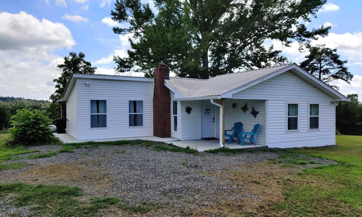 Trenton House | Cozy Farmhouse Retreat near Chattanooga/4 Acres