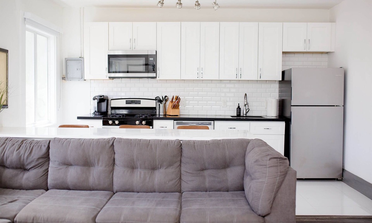 Sailboat Bend Apartment | Cozy - full kitchen & 10ft island - 1.2G Wifi