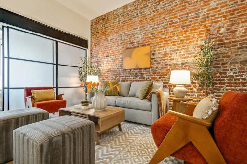 Old City Apartment | Cozy & Historic Old City 2 Bedroom - Sleeps 5