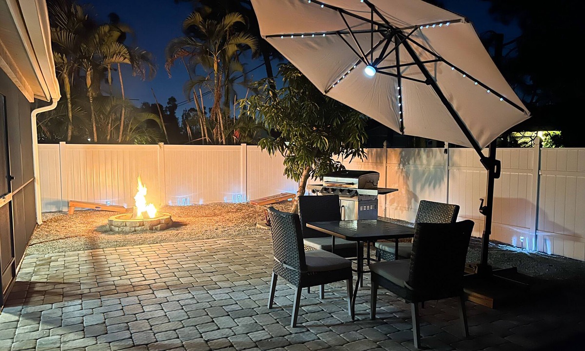 San Carlos Park House | Cozy Home 20 min to Beach! Private Backyard. Pet Friendly