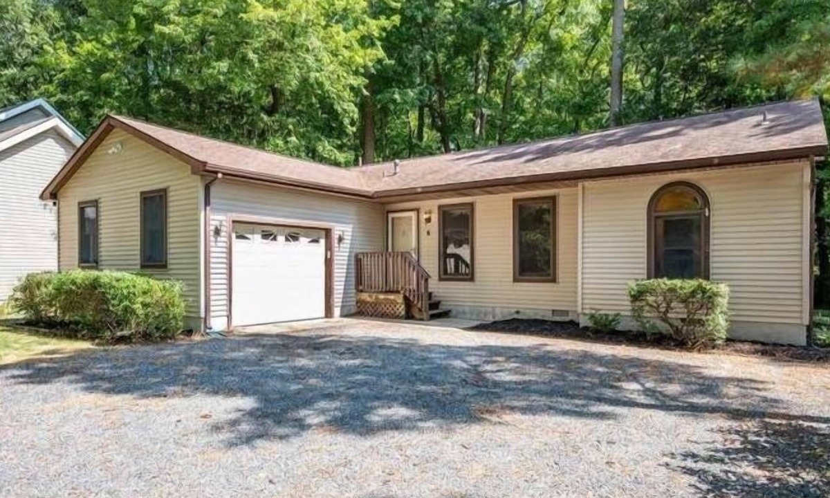 Ocean Pines House | Cozy home featuring a screened-in porch and access to a refreshing pool. Your oasis awaits!