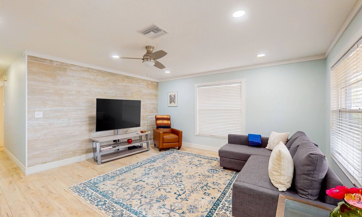 West Bradenton House | Cozy home with modern kitchen, lanai, & washer/dryer- perfect for group stays