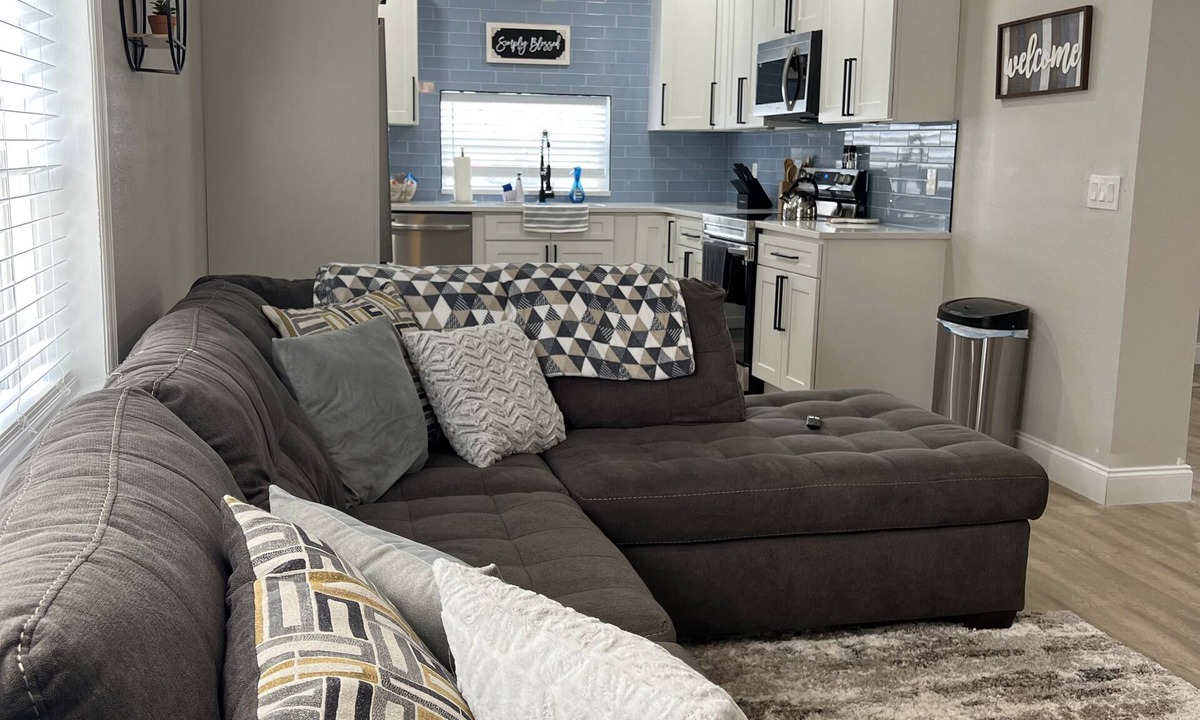 Hudson House | Cozy House with Large Deck