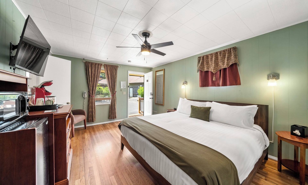Hendersonville Hotel | Cozy King Retreat | Hotel Stay