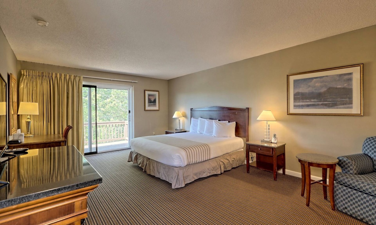 Clayton Hotel | Cozy King Room in Clayton with Resort Access and Mountain Views