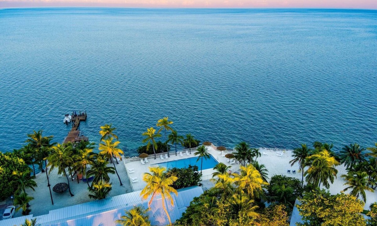 Long Key Hotel | Cozy King Studio by Water: 2 Units w/Fridge, Kayak & Bike & Pool Access, Yoga!