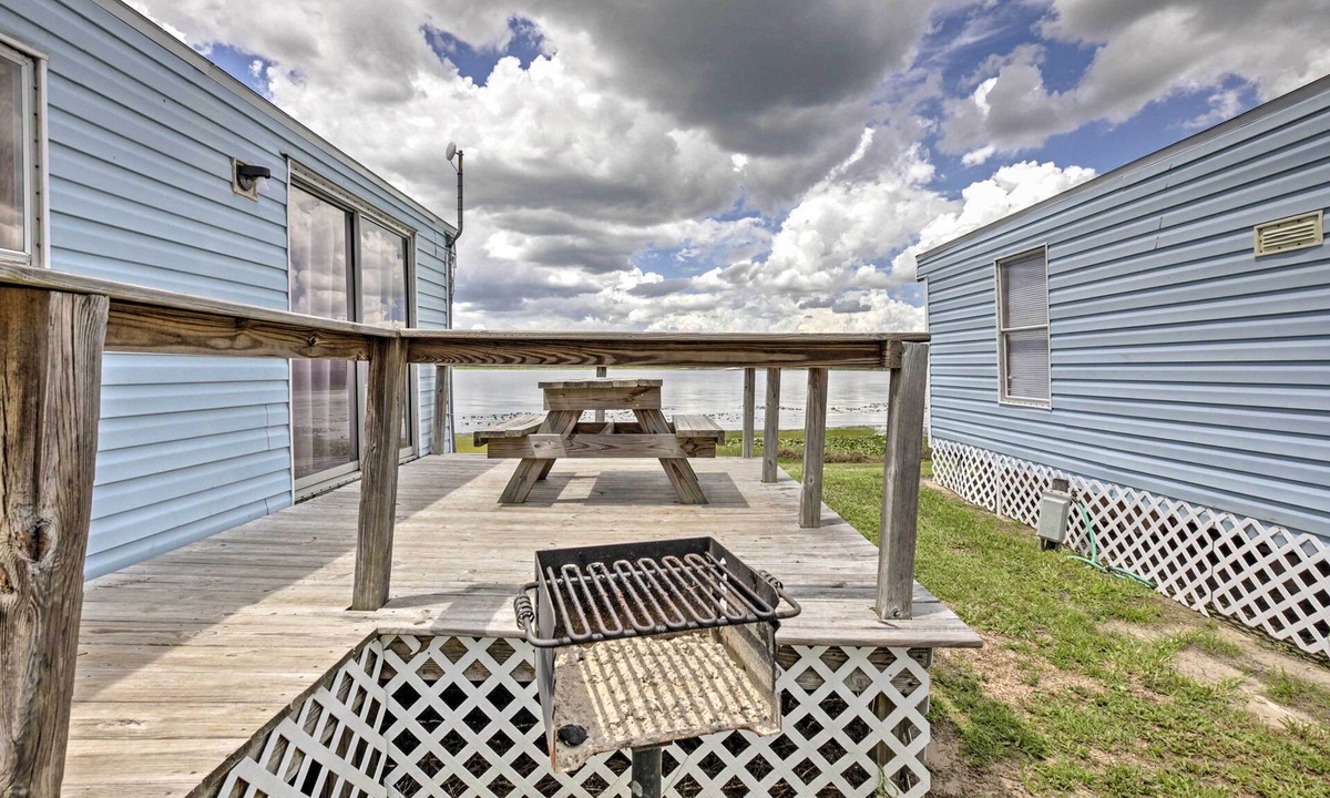 Silver Springs Cottage | Cozy Lakefront Home in Ocala w/Deck, Grill + A/c!