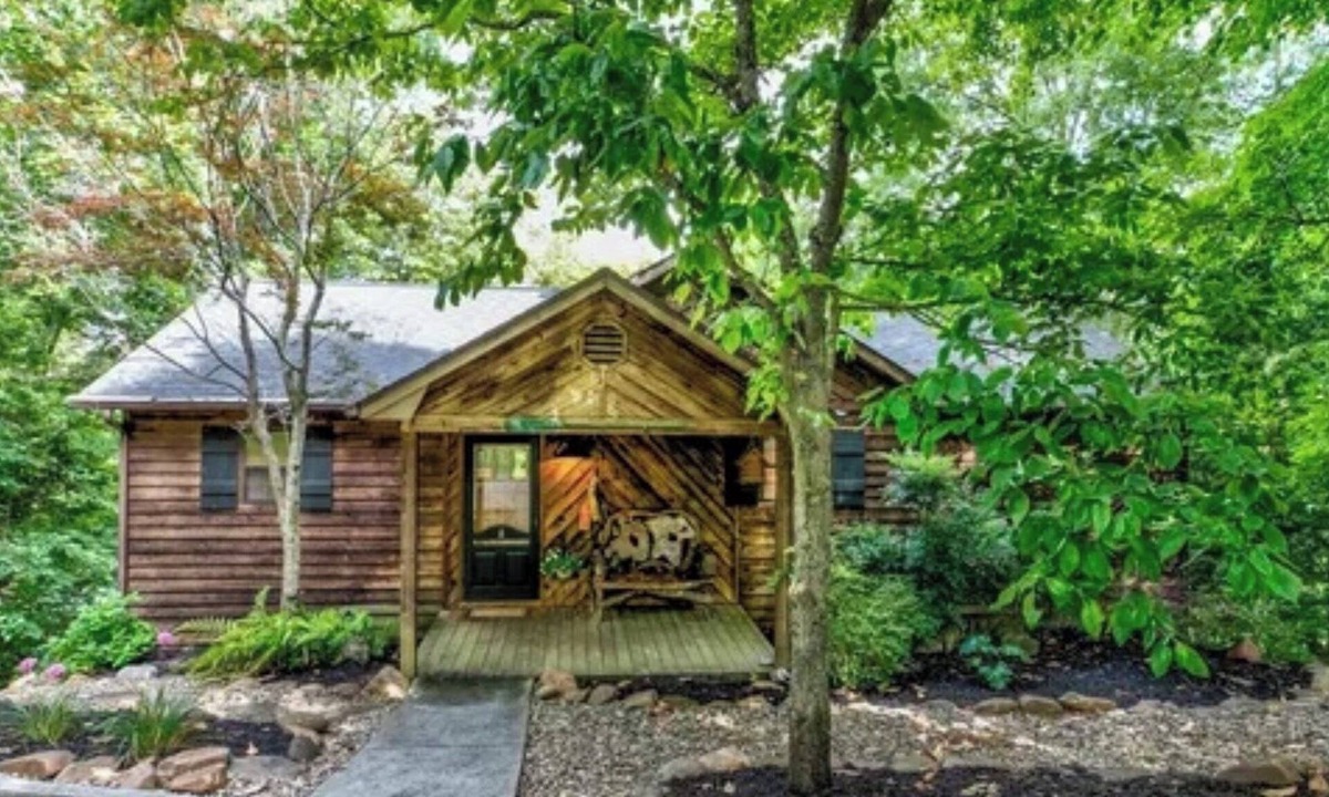 Caryville House | Cozy Lakefront home, private dock, minutes off I-75! kayaks & canoe! Water @dock