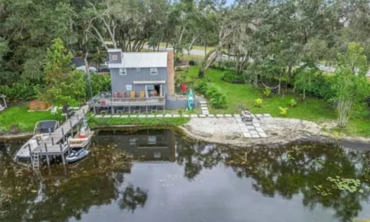 Silver Springs House | cozy lakeside retreat