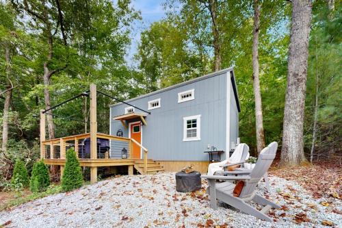 Mills River House | Cozy Lakeview Cottage