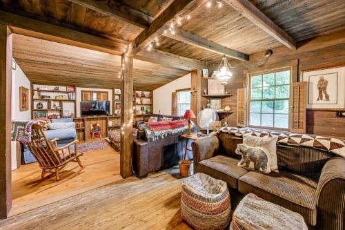 Franklin House | Cozy Log Living: 2BD Nantahala Escape w/trails