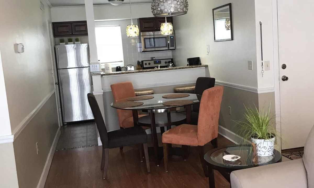 Madeira Beach Condo | Cozy & Mod condo, Walk to Beach, Self check In-Out, WiFi, 2 Heated Pools, Piers+