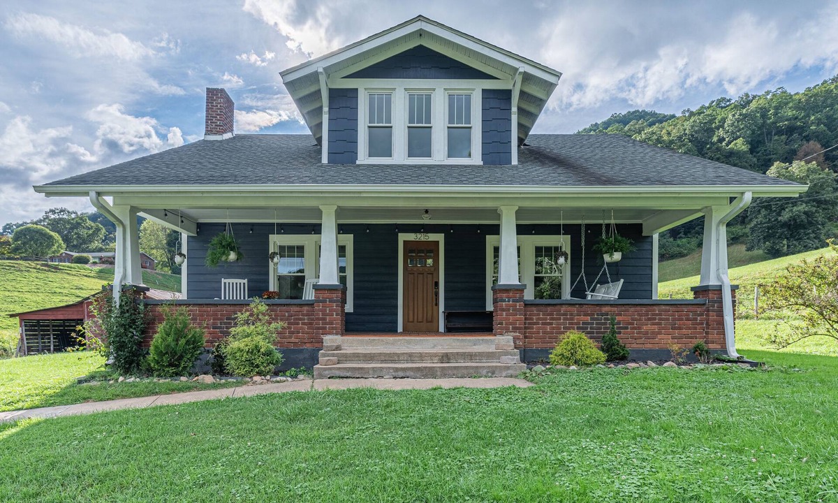 Canton Cottage | Cozy modern cottage with pasture and woods